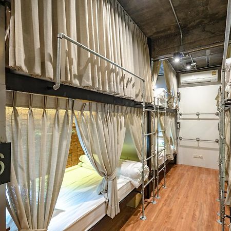 OYO 704 Siam Plug In Hostel Bangkok Exterior foto